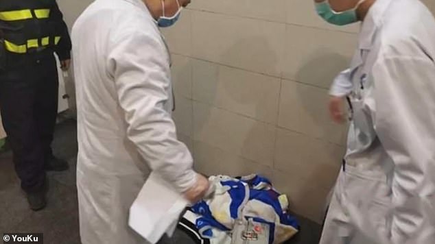 Παράτησαν νεογέννητο στο πάτωμα δημόσιας τουαλέτας – Του κάνουν εξετάσεις για κορωνοϊό - Εικόνα 3