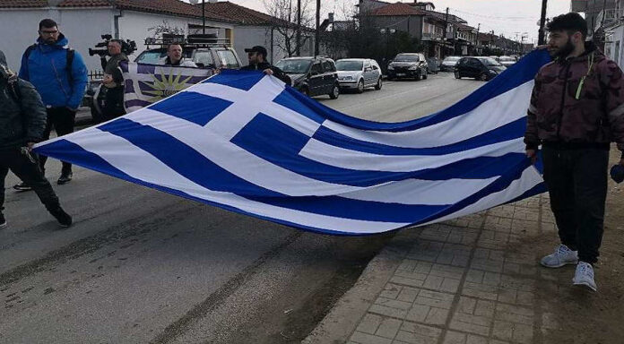 ΕΒΡΟΣ: Διαδηλωτές από τη Βόρεια Ελλάδα συγκεντρώνονται στα σύνορα (ΒΙΝΤΕΟ)