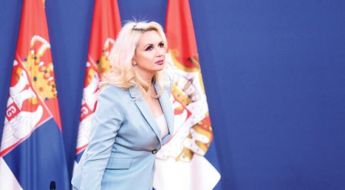 ΚΟΡΩΝΟΪΟΣ: Αυτή είναι ο «θηλυκός Τσιόδρας» – Η ξανθιά επιδημιολόγος που εντυπωσιάζει