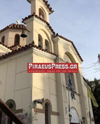 ΖΩΟΔΟΧΟΣ ΠΗΓΗ ΠΕΙΡΑΙΑ: Πανηγυρίζει με λουκέτο στο Ναό και κεριά στο Πεζοδρόμιο (ΦΩΤΟ)