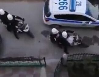 Είπαμε, αλλά όχι και έτσι: Έστειλαν 8 αστυνομικούς σε σπίτι να «κλείσουν» τα ηχεία που μετέδιδαν ψαλμωδίες!