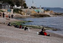 ΚΟΡΩΝΟΪΟΣ: Μεταδίδεται στη θάλασσα; – Τι λένε οι ειδικοί