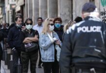 Κορωνοϊός: Σε λειτουργία ξανά το Δημόσιο – Ουρά από το πρωί στο υποθηκοφυλακείο Αθηνών