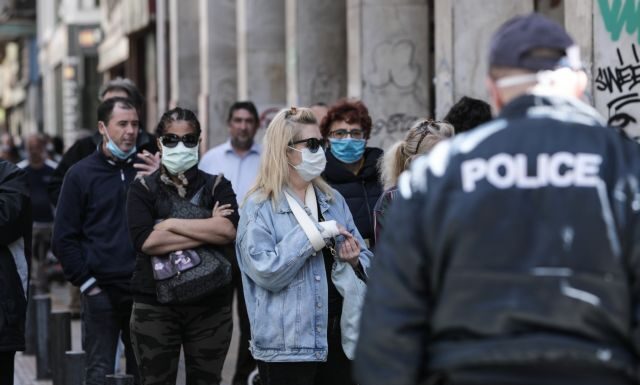 Κορωνοϊός: Σε λειτουργία ξανά το Δημόσιο – Ουρά από το πρωί στο υποθηκοφυλακείο Αθηνών