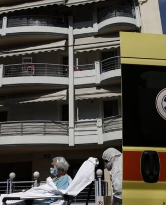 Κορωνοϊός: Δείτε βήμα-βήμα τη μάχη του ΕΚΑΒ κατά του ιού