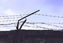 ΚΟΡΩΝΟΪΟΣ: Εικόνες φρίκης σε φυλακές – Στοιβαγμένοι κρατούμενοι χωρίς αποστάσεις ασφαλείας