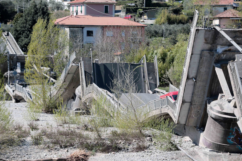 Σαν πύργος από τραπουλόχαρτα έπεσε η γέφυρα κοντά στην πόλη Άουλα της Ιταλίας 