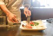 Κορονοϊός: Μπορώ να κολλήσω τον ιό από το takeaway φαγητό; Ιδού η απάντηση που όλοι ψάχνουν