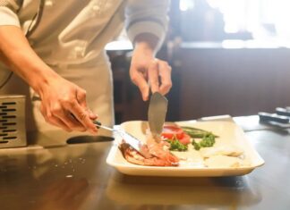 Κορονοϊός: Μπορώ να κολλήσω τον ιό από το takeaway φαγητό; Ιδού η απάντηση που όλοι ψάχνουν
