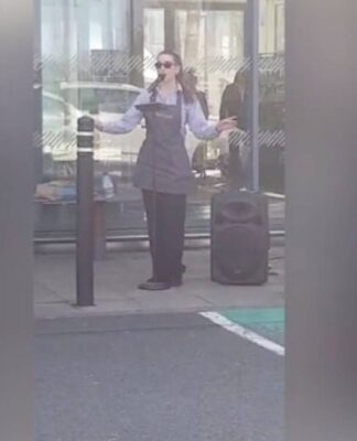 Κορονοϊός: Υπάλληλος super market στην τραγουδά και εμψυχώνει τους πελάτες