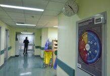 Κορονοϊός: Συγκλονιστικές στιγμές στο «Αττικόν» – Το σπαρακτικό αντίο μίας ασθενούς στον πατέρα της