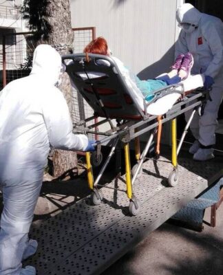 Κορονοϊός: Συγκλονίζει ο δραματικός διάλογος ασθενούς με διασώστη του ΕΚΑΒ – «Πείτε μου ότι θα ζήσω»