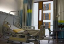 Κορονοϊός: Η συγκινητική στιγμή που 52χρονος παίρνει εξιτήριο μετά από 22 ημέρες μάχης με τον ιό
