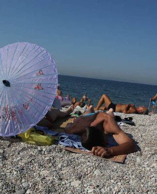 Κορονοϊός – To καλοκαίρι της πανδημίας: Πώς θα αλλάξει το μπάνιο στην παραλία