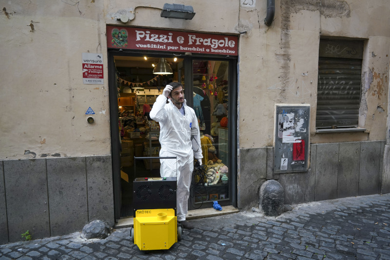 Απολύμανση σε κατάστημα παιδικών ενδυμάτων στην Ιταλία λίγο προτού ανοίξει ξανά