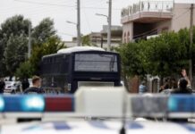 ΜΕΝΙΔΙ: «Βρέχει» σφαίρες σε μπαλκόνια και στάσεις λεωφορείων