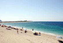 ΚΟΡΩΝΟΪΟΣ: Μεταδίδεται εάν μπούμε στη θάλασσα; – Τι απαντούν οι επιστήμονες