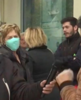 ΚΟΡΩΝΟΪΟΣ: Γυναίκα σε ουρά τράπεζας: «Δεν υπάρχει κορωνoϊός, δεν υπάρχει τίποτα» (ΒΙΝΤΕΟ)
