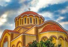 Δεκάδες πιστοί έξω από εκκλησίες σε Πάτρα και Κρήτη παρά την απαγόρευση κυκλοφορίας (ΒΙΝΤΕΟ)