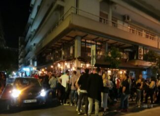 ΘΕΣΣΑΛΟΝΙΚΗ: Το αδιαχώρητο έξω από καταστήματα με «take away» ποτά (ΦΩΤΟ)