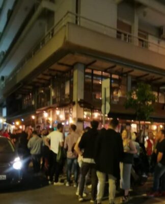 ΘΕΣΣΑΛΟΝΙΚΗ: Το αδιαχώρητο έξω από καταστήματα με «take away» ποτά (ΦΩΤΟ)