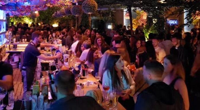 «Δεν υπάρχει κορωνοϊός» – Ο ένας πάνω στον άλλον στα μπαρ των Αθηνών, της Μυκόνου και της Ρόδου