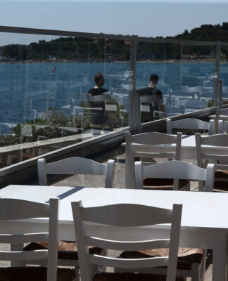 Άρση μέτρων: «Πρεμιέρα» για την εστίαση – Απελευθερώνονται οι μετακινήσεις στα νησιά