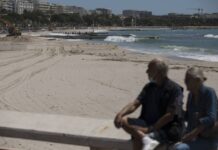 Κορονοϊός: Κολυμπήστε μην κάνετε όμως ηλιοθεραπεία