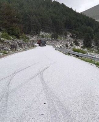 Καιρός ΤΩΡΑ: Και όμως… χιόνισε! Δείτε σε ποια περιοχή της Ελλάδας το έστρωσε