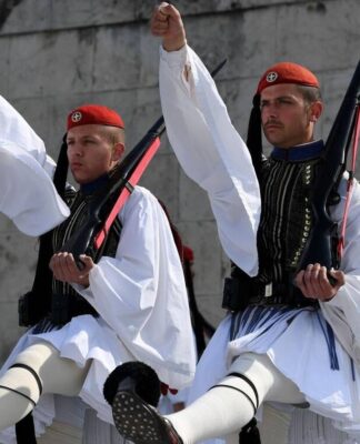 Οργή της Προεδρικής Φρουράς για τον δημοσιογράφο που χαρακτήρισε «γυναικεία» την στολή των ευζώνων