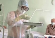 ΑΠΙΣΤΕΥΤΟ: Νοσοκόμα εμφανίστηκε με εσώρουχα κάτω από την προστατευτική στολή!