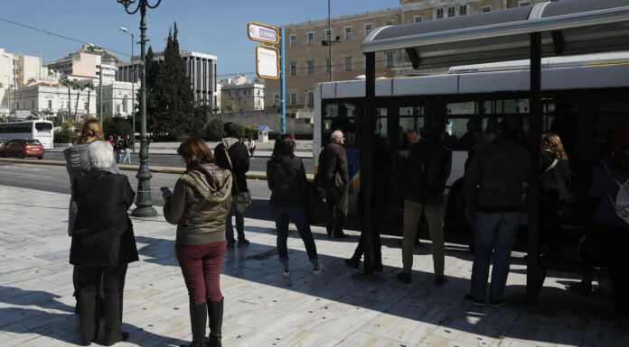 ΣΥΝΤΑΓΜΑ: Λεωφορείο έπεσε σε στάση – Μία γυναίκα τραυματίστηκε ελαφρά