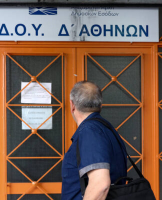 Ρυθμίσεις οφειλών στην εφορία: Όλο το σχέδιο – 12 άτοκες ή 24 χαμηλότοκες δόσεις