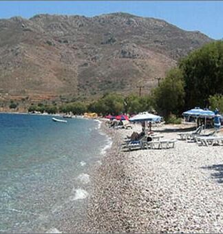 ΑΠΙΣΤΕΥΤΟ: Δείτε τι αντίκρισαν στην Τήλο μπροστά σε ξαπλώστρες (ΦΩΤΟ)