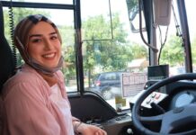 Η Νεσλιχάν Κιοσέ έγινε η πρώτη γυναίκα οδηγός λεωφορείου στα ΚΤΕΛ