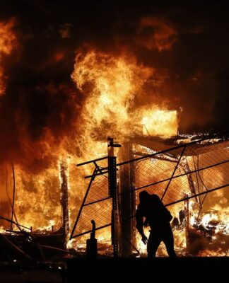 Υπόθεση Τζορτ Φλόιντ: Τα 8 λεπτά και 46 δευτερόλεπτα που έβαλαν «φωτιά» στις ΗΠΑ