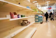ΕΙΚΟΝΕΣ ΣΟΚ: Πανικός για το χαρτί υγείας μετά την αύξηση των κρουσμάτων