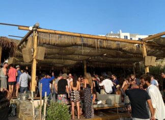 ΜΥΚΟΝΟΣ: Προειδοποιούν οι ειδικοί μετά από τις εικόνες συνωστισμού: «Τέτοια φαινόμενα θα φέρουν νέο lockdown»