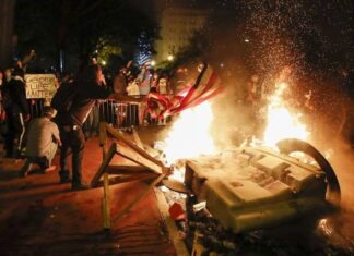 ΛΕΥΚΟΣ ΟΙΚΟΣ: Φωτιές και δακρυγόνα – Φυγάδευσαν τον Ντόναλντ Τραμπ!