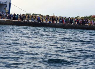 ΚΟΡΩΝΟΪΟΣ – ΑΙΓΙΝΑ: Χαμός στο πλοίο της επιστροφής – Κανένα μέτρο προστασίας