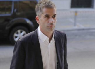 ΚΩΣΤΑΣ ΜΠΑΚΟΓΙΑΝΝΗΣ: Δέχτηκε επίθεση – Του πέταξαν καφέδες και νερά