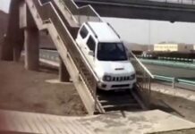 ΑΠΙΣΤΕΥΤΟ ΘΕΑΜΑ: Έκανε αναστροφή σε Εθνική οδό χρησιμοποιώντας την πεζογέφυρα