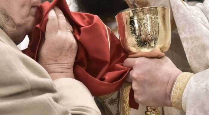 ΣΑΛΟΣ: Ιερέας έβγαζε τα ράσα και το έπαιζε αγαπητικός