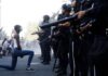 Τζορτζ Φλόιντ: Η φωτογραφία που ανατριχιάζει – Μαύρη διαδηλωτής γονατίζει μπροστά στους αστυνομικούς