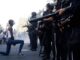 Τζορτζ Φλόιντ: Η φωτογραφία που ανατριχιάζει – Μαύρη διαδηλωτής γονατίζει μπροστά στους αστυνομικούς