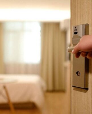Κορονοϊός: ΚΥΑ προβλέπει δημιουργία δωματίων απομόνωσης σε ξενοδοχειακές μονάδες