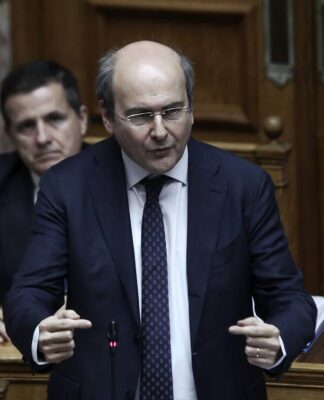 Χατζηδάκης: Πόσο θα μειωθεί η τιμή των ηλεκτροκίνητων οχημάτων