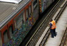 ΘΗΣΕΙΟ: Άνδρας έπεσε στις γραμμές του τρένου
