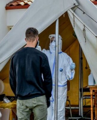 ΗΠΑ : Νέο ρεκόρ κρουσμάτων – Ζητούν ψυγεία για τους νεκρούς – Στον κόσμο του… ο Τραμπ