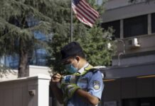 ΗΠΑ – ΚΙΝΑ: Στο «κόκκινο» οι σχέσεις τους – Κατέβηκε η αμερικανική σημαία στο προξενείο της Τσενγκντού
